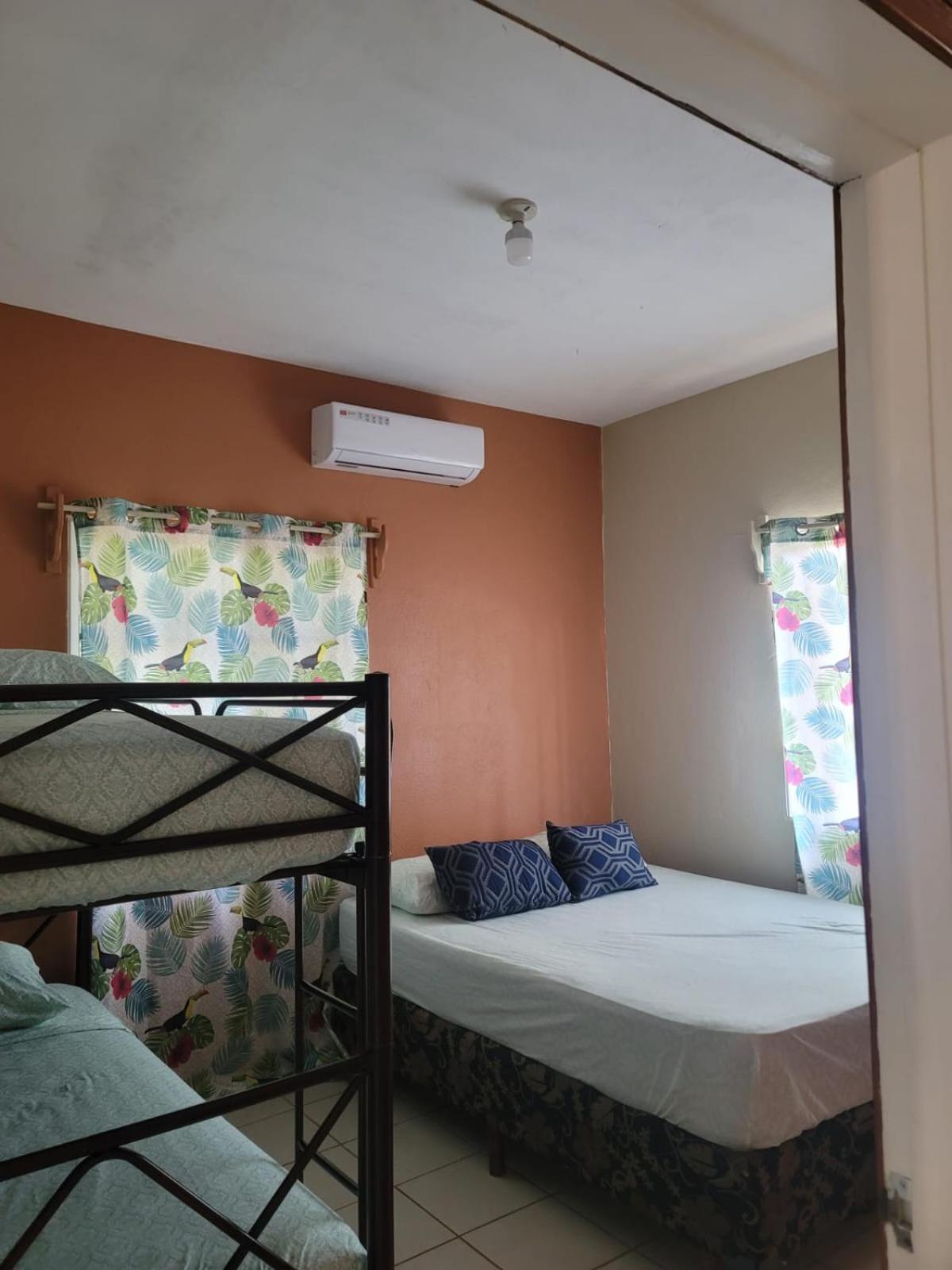 B Aparts Hotel Coxen Hole Luaran gambar