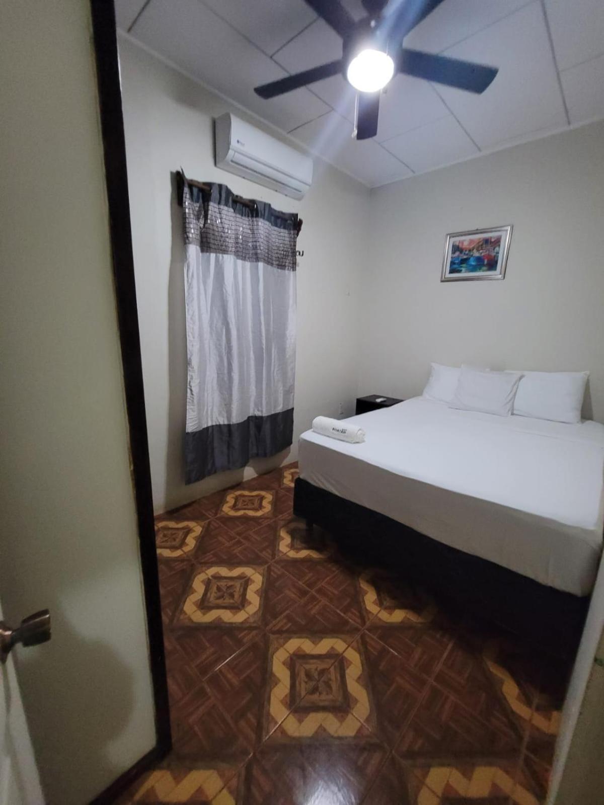 B Aparts Hotel Coxen Hole Luaran gambar